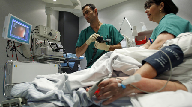 קולונוסקופיה (צילום: REUTERS/Jean-Paul Pelissier)