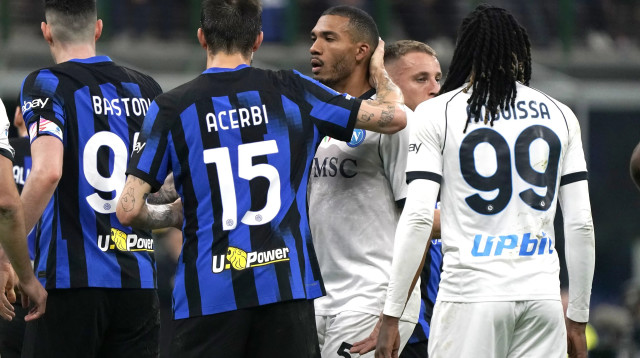 חואן ז'סוס שחקן נאפולי עם פרנצ'סקו אצ'רבי שחקן אינטר (צילום: GettyImages, Pier Marco Tacca)