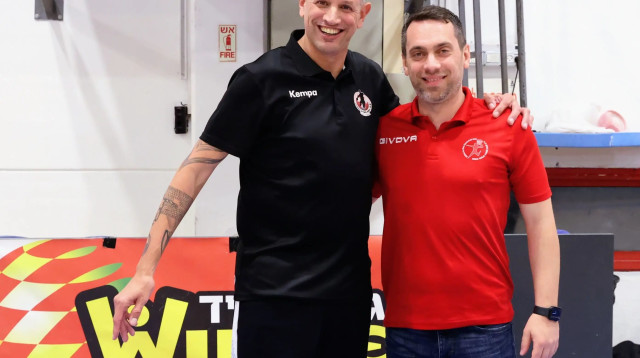 מאמן א.ס. רמת השרון עידן מימון עם מאמן הפועל ראשון לציון הרוויה פאזין (צילום: אתר רשמי, הדר ואן קולא, איגוד הכדוריד)