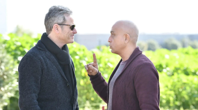 כדורגלני העבר בוני גינצבורג, משה סיני בהלווייתו של דרור קשטן ז"ל (צילום: ראובן קסטרו)