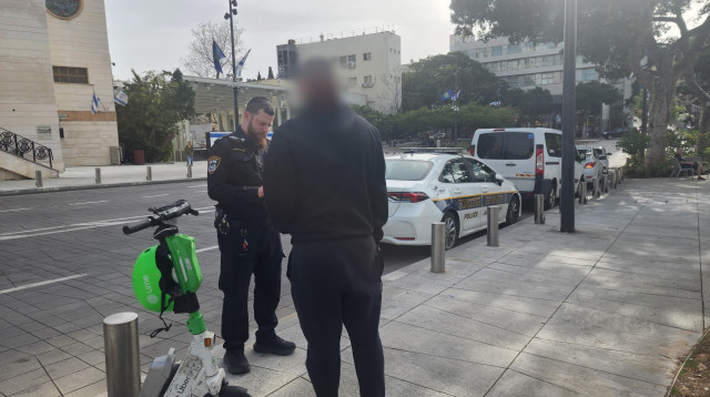 חלוקת דו"ח תנועה במרחב דן (צילום: דוברות המשטרה)