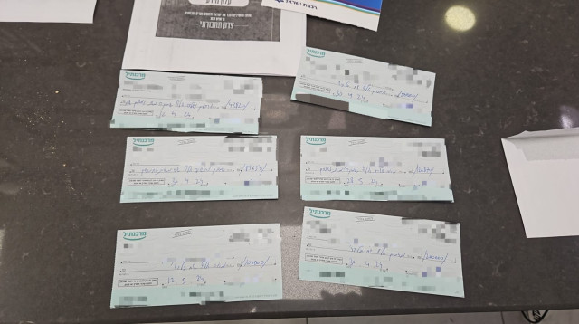 השיקים שאותרו בסך של 700,000 ש"ח (צילום: רכבת ישראל)