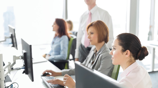 נשים בעבודה (צילום: אינג'אימג')