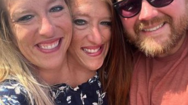 ג'וש וצמד התאומות הסיאמיות  (צילום: פייסבוק)