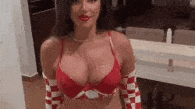 איוונה נול אוהדת קרואטיה רוקדת את ריקוד היונה אחרי הניצחון על ברזיל (צילום: Giphy, knolldoll)