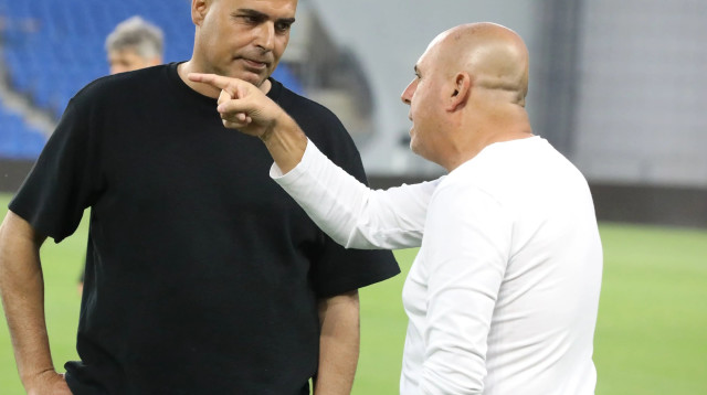 בני לם מאמן הפועל פתח תקוה עם חיים סילבס מאמן הפועל חדרה (צילום: שלומי גבאי)