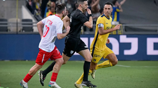 ערן זהבי שחקן מכבי תל אביב עם השופט אביעד שילוח שפוסל שער של בני סכנין (צילום: אריאל שלום)