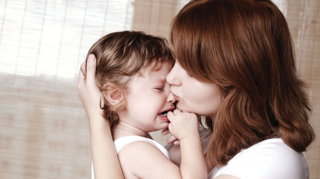 אמא וילד בוכה (צילום: אינג'אימג')