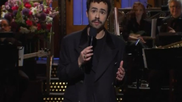 ראמי יוסף במונולוג הפתיחה ב-SNL (צילום: צילום מסך יוטיוב)