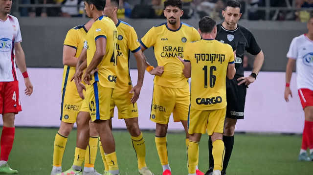 השופט אביעד שילוח עם שחקני מכבי תל אביב (צילום: אריאל שלום)