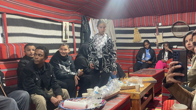 ארוחה של תלמידים יהודים ובדואים (צילום: אג'יק - מכון הנגב)