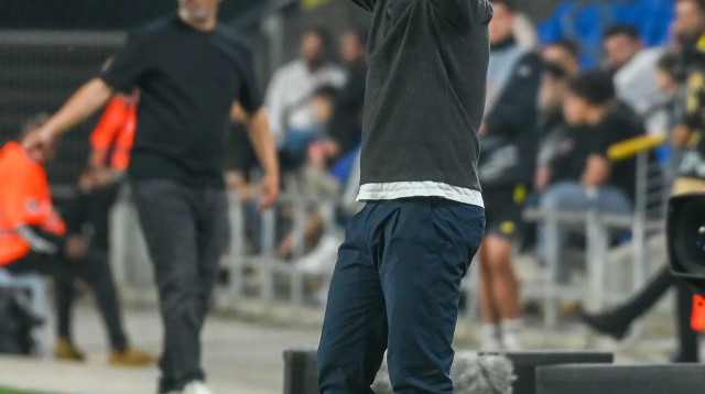 גיא צרפתי מאמן מכבי נתניה מאוכזב (צילום: ברני ארדוב)