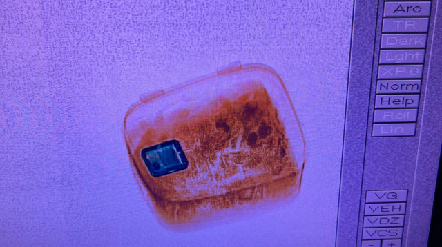 עוגת ההפתעות: שעון חכם שנמצא בבית הסוהר (צילום: דוברות שב"ס)