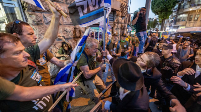 מחאה על חוק הגיוס: עימותים בין "אחים לנשק" לחרדים במאה שערים (צילום: יונתן זינדל, פלאש 90)