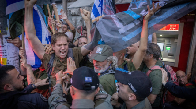 מחאה על חוק הגיוס: עימותים בין "אחים לנשק" לחרדים במאה שערים (צילום: חיים גולדברג, פלאש 90)