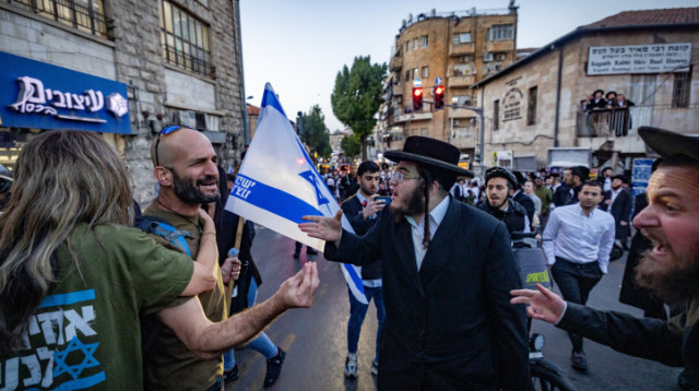 מחאה על חוק הגיוס: עימותים בין "אחים לנשק" לחרדים במאה שערים (צילום:  יונתן זינדל פלאש 90)