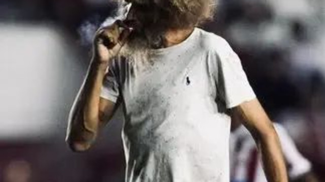 אוהד פורץ למגרש עם ג'וינט (צילום: אתר רשמי, מתוך טוויטר)