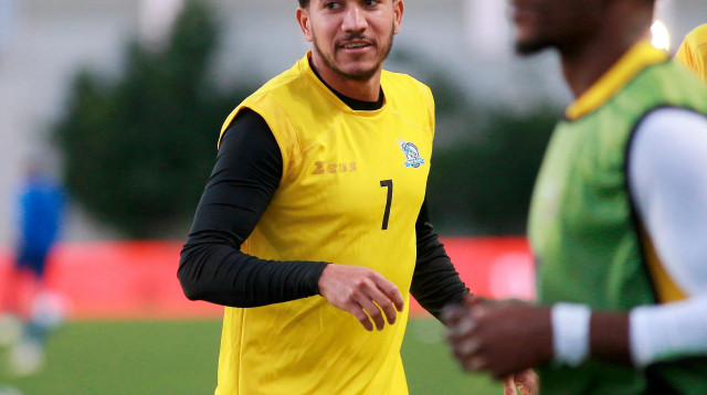 פרדי ורגאס שחקן מכבי בני ריינה בחימום (צילום: קובי אליהו)