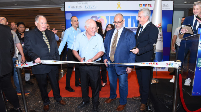 טקס גזירת הסרט בתערוכת התיירות IMTM (צילום: בוריס טמניק)