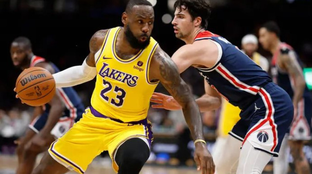 מהלך מסוכן וברוטלי. לברון מול אבדיה (צילום: רויטרס)