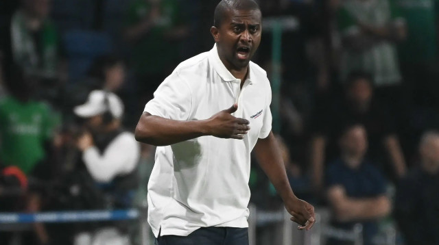 מאמן מכבי חיפה מסאי דגו (צילום: ברני ארדוב)