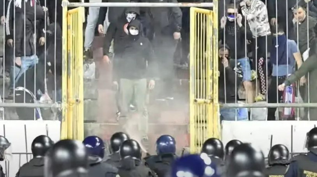 מהומות במשחק בין היידוק ספליט לדינמו זאגרב (צילום: צילום מסך, יוטיוב)