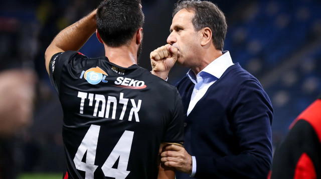 מאמן הפועל חיפה רוני לוי עם חאתם עבד אלחמיד (צילום: מאור אלקסלסי)