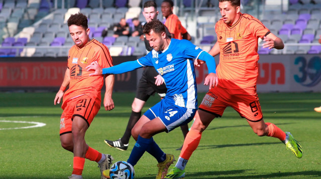 רז כהן שחקן הפועל עפולה בין שביט מזל, מוטי ברשצקי שחקני בני יהודה (צילום: קובי אליהו)