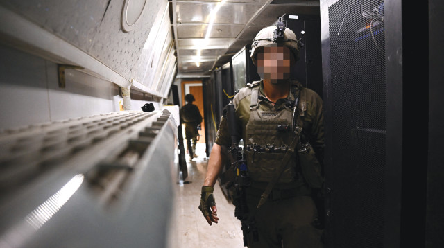 חייל ישראלי במנהרת פיקוד של חמאס הפועלת בחלקה מתחת למפקדת אונרא ברצועת עזה, 8 בפברואר 2024 (צילום: רויטרס)