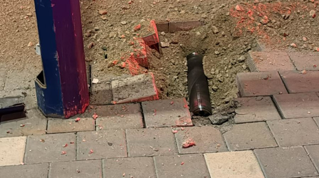 רקטה ששוגרה לעבר שדרות פגעה בכביש בשכונת מגורים בעיר (צילום: עיריית שדרות)