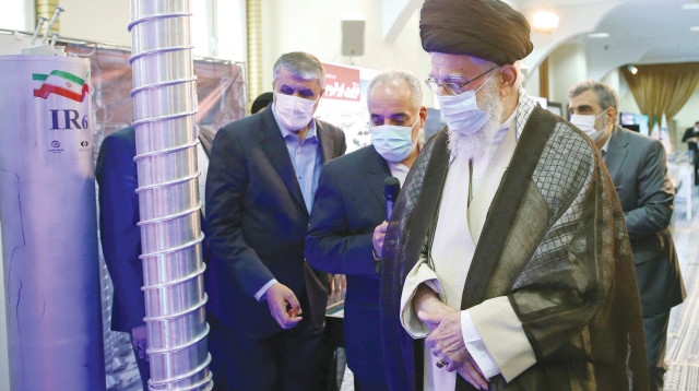 עלי חמינאי מבקר במתקן גרעין בטהרן, איראן, 11 ביוני 2023 (צילום: רויטרס)