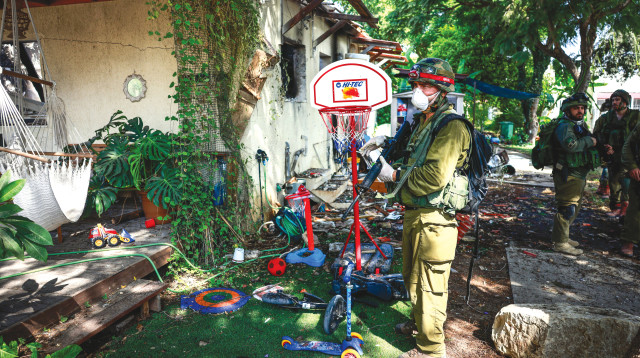 חיילי צה"ל ליד הריסות בית בקיבוץ כפר עזה (צילום: חיים גולדברג, פלאש 90)