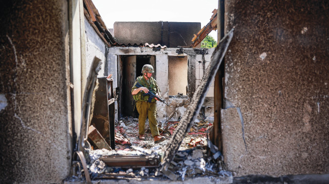 חייל במרכז ההרס שנגרם על ידי לוחמי חמאס בקיבוץ כפר עזה (צילום:  חיים גולדברג, פלאש 90)