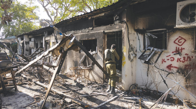 בית בניר עוז לאחר הטבח (צילום: חיים גולדברג, פלאש 90)
