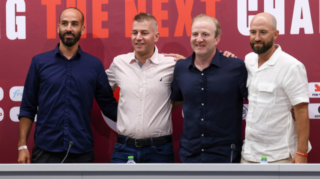 מימין לשמאל: מייקל מינצברג, דייויד מינצברג, איתי בונה, חן סול, הפועל תל אביב (צילום: דני מרון)