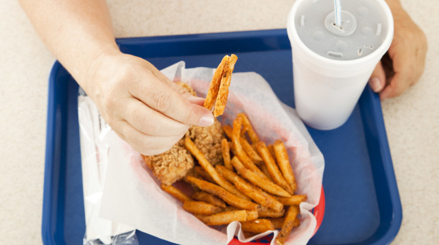 זה מה שמסתתר במגשי המזון המהיר (צילום: אינג'אימג')
