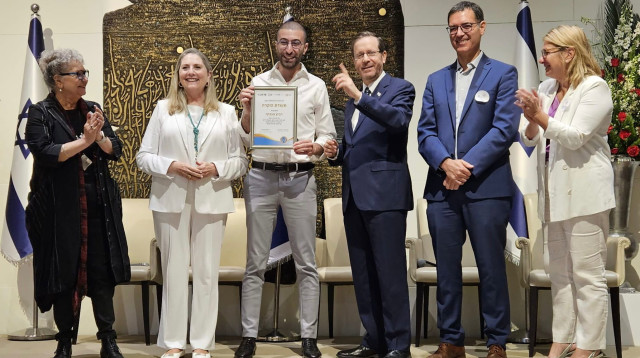 רביע מדנגף מקבל את אות ההוקרה מהנשיא (צילום: באדיבות המצולם)