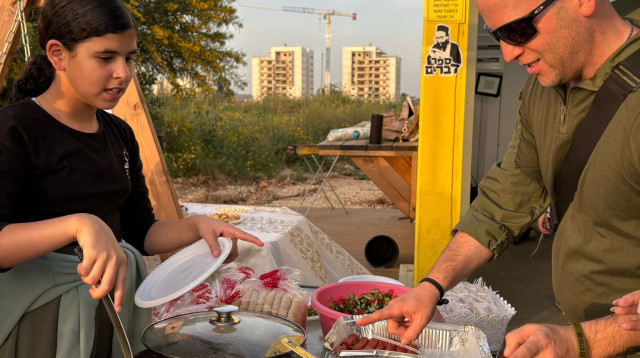 שירה מדר וחייל צה"ל, שדרות (צילום: פרטי)