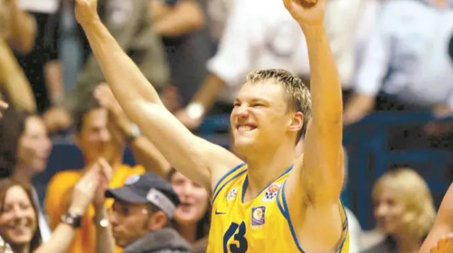 תמונה אחת שווה אלף מילים (ושיא שלא נשבר כבר 20 שנה). שאראס, מיד אחרי נס ז'לגיריס (צילום: מעריב, עדי אבישי)