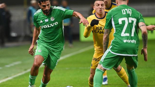 שחקן מכבי חיפה קני סייף, מול שחקן מכבי תל אביב אושר דוידה (צילום: ברני ארדוב)