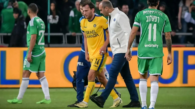 יוריס ואן אובריים שחקן מכבי תל אביב יוצא בגלל פציעה (צילום: אריאל שלום)