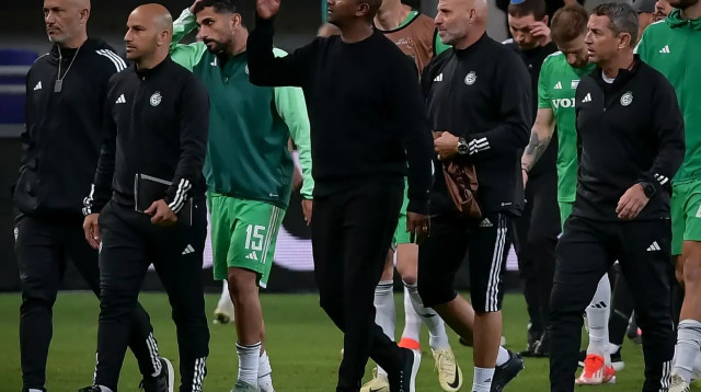 מסאי דגו מאמן מכבי חיפה עם שחקניו (צילום: אריאל שלום)