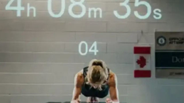 לרובנו הידיים מתחילות לרעוד אחרי דקה. פלאנק (צילום: אתר רשמי, Guinness World Records)