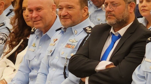 השר איתמר בן גביר, מפכ"ל המשטרה קובי שבתאי ואבשלום פלד בעת מינויו לסמפכ"ל (צילום: אלון חכמון)