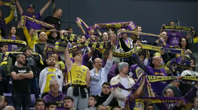 אוהדי הפועל חולון בהיכל הטוטו. למצולמים אין קשר לנכתב בידיעה (צילום: אודי ציטיאט)