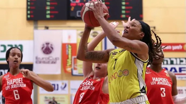 28 נקודות, שלשה קריטית וטריפל דאבל. ג'ני סימס (צילום: דני מרון)