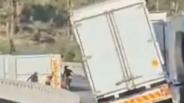 המשאית נפלה מהגשר וגרמה להרס רב (צילום: מתוך טוויטר)