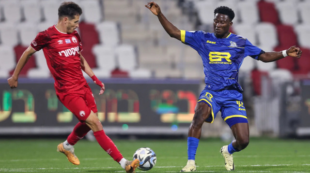 מוחמד אוסמן שחקן מכבי בני ריינה מול הלדר לופס שחקן הפועל באר שבע (צילום: מאור אלקסלסי)