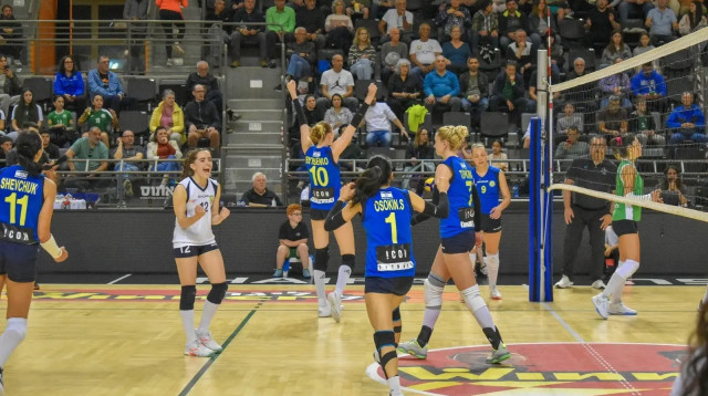 שחקניות מכבי אשדוד כדורעף (צילום: אתר רשמי, איגוד הכדורעף)