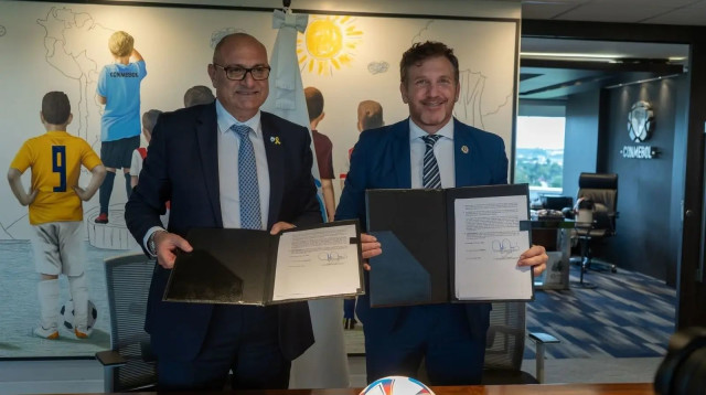 יו"ר ההתאחדות לכדורגל שינו זוארץ עם נשיא קונמבול אלחנדרו דומינגס (צילום: אתר רשמי, ההתאחדות לכדורגל)